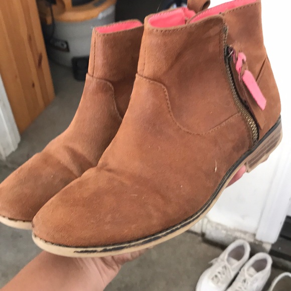 Boots - Picture 3 of 4